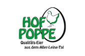 Kundenlogo Hof Poppe. Grüner Schriftzug vor Illustration Ei mit Huhn