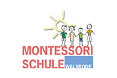Kundenlogo für die Montessori Schule. Orangefarbener Schriftzug mit Illustration Kinder und Sonne