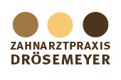 Kundenlogo einer Zahnarztpraxis mit drei farbigen Kreisen über dem Namen