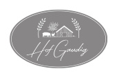 Kundenlogo für landwirtschaftliches Unternehmen in grau mit Hofbild, Tieren und Getreideähren links und rechts