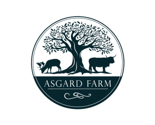 Kundenlogo Asgard Farm. Zweifacher Kreis mit einem Baum und Wild und Rind darunter.