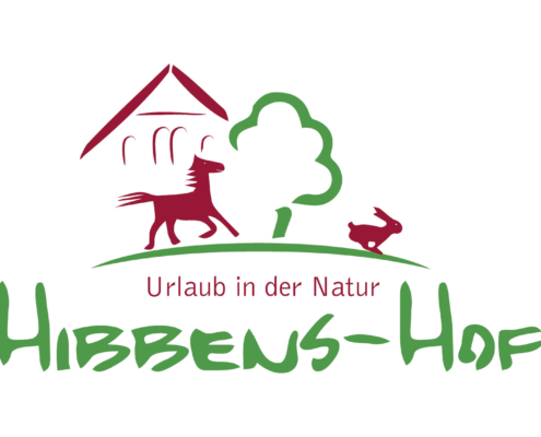 Kundenlogo Hibbens-Hof. Gelber Schriftzug mit Illustration laufendes Pferd und Hase, Dach eines Hauses im Hintergrund
