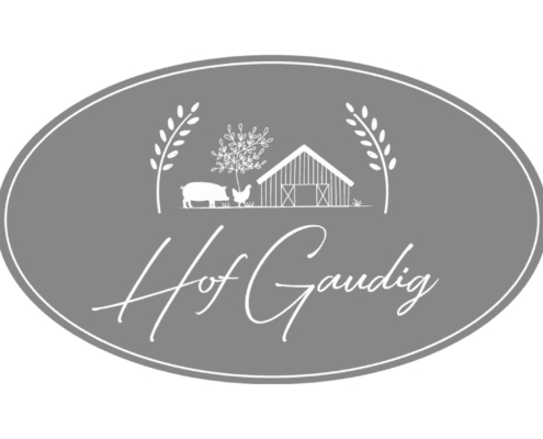 ovales Kundenlogo mit Illustration einer Scheune, Hoftiere und Baum sowie Ähren links und rechts